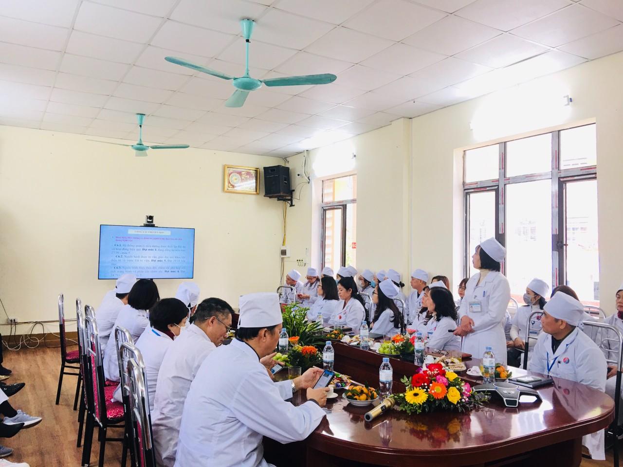 ĐDCKI.Trần Thị Hợi – Trưởng phòng Điều dưỡng Bệnh viện báo cáo tổng kết công tác Điều dưỡng năm 2022 & dự thảo phương hướng nhiệm vụ công tác của năm 2023.